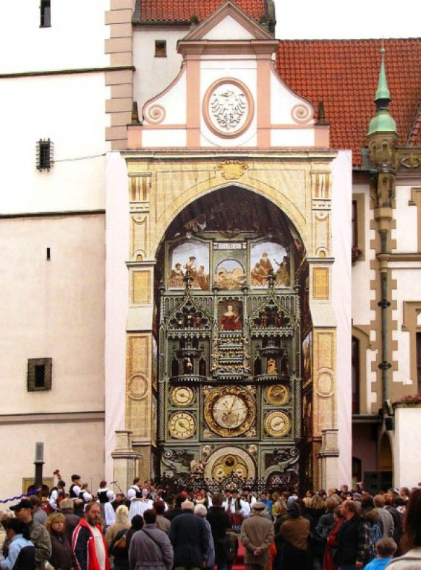 Během oslav 90. výročí vzniku Československé republiky v říjnu 2008 byl stávající olomoucký orloj překryt maketou orloje z konce 19. století. Foto Michal Maňas. 